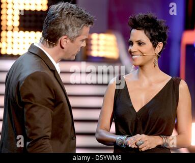 Le document de l'image montre l'Allemand game show host et présentateur Markus Lanz nous accueillant l'actrice hollywoodienne Halle Berry au cours de la télévision allemande game show 'Wetten Das... ? (Wanna bet... ?) à l'OVB-Arena à Brême, Allemagne 3 novembre 2012. Photo : Sascha Baumann/ZDF/dpa NAMIN Banque D'Images