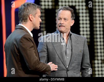 Le document de l'image montre l'Allemand game show host et présentateur Markus Lanz nous parle de l'acteur hollywoodien Tom Hanks au cours de la télévision allemande game show 'Wetten Das... ? (Wanna bet... ?) à l'OVB-Arena à Brême, Allemagne 3 novembre 2012. Photo : Sascha Baumann/ZDF/dpa P Banque D'Images