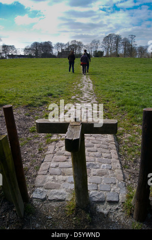 Tourniquet et sentier sentier public pavées, Alton Barnes, Wiltshire, Angleterre Banque D'Images