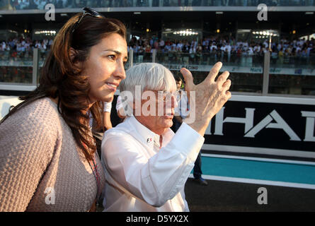 La formule un patron Bernie Ecclestone et sa petite amie Fabiana Flosi vu avant le début de la Formule Un Grand Prix d'Abu Dhabi au Circuit de Yas Marina à Abu Dhabi, Émirats arabes unis, 04 novembre 2012. Photo : Jens Buettner/dpa Banque D'Images