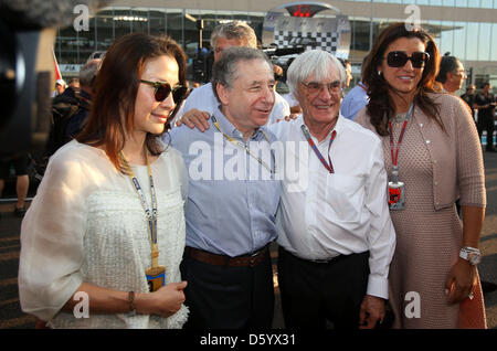 La formule un patron Bernie Ecclestone (2.R), sa petite amie Fabiana Flosi (R), le Français Jean Todt Président de la FIA (2.L.) et sa petite amie, l'actrice Michelle Yeoh (L) vu avant le début de la Formule Un Grand Prix d'Abu Dhabi au Circuit de Yas Marina à Abu Dhabi, Émirats arabes unis, 04 novembre 2012. Photo : Jens Buettner/dpa Banque D'Images