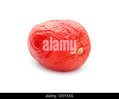 Vieille tomate pourrie isolé sur fond blanc Banque D'Images