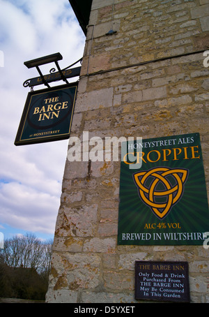 Enseigne de pub à la Barge Inn sur le canal Kennet & Avon Street, miel, Alton Priors, Wiltshire, Angleterre Banque D'Images