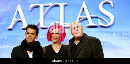 Réalisateur Tom Tykwer (l-r) et l'US frères Wachowski Andy et Lana arrivent pour l'Europe première du film 'Cloud Atlas' au CineStar cinema sur la Potsdamer Platz à Berlin, Allemagne, 5 novembre 2012. Le film va commencer à jouer dans les salles allemandes le 15 novembre 2012. Photo : BRITTA PEDERSEN Banque D'Images