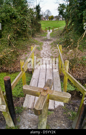 Tourniquet et sentier sentier public pavées, Alton Barnes, Wiltshire, Angleterre Banque D'Images