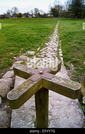 Tourniquet et sentier sentier public pavées, Alton Barnes, Wiltshire, Angleterre Banque D'Images