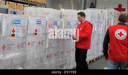 Le vice-président de la Croix-Rouge allemande l'aide extérieure, Christian Hoerl, vérifie les documents d'expédition du premier colis d'aide humanitaire pour les réfugiés syriens en Turquie à la Croix-Rouge allemande centre d'logostics en Allemagne, Schoenefeld, 06 novembre 2012. Les colis sont envoyés à Gaziantep et soutenir le travail de l'oranization humanitaire Croissant-rouge turc. Photo : BERND SETTNIK Banque D'Images