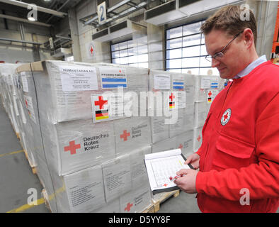 Le vice-président de la Croix-Rouge allemande l'aide extérieure, Christian Hoerl, vérifie les documents d'expédition du premier colis d'aide humanitaire pour les réfugiés syriens en Turquie à la Croix-Rouge allemande centre d'logostics en Allemagne, Schoenefeld, 06 novembre 2012. Les colis sont envoyés à Gaziantep et soutenir le travail de l'oranization humanitaire Croissant-rouge turc. Photo : BERND SETTNIK Banque D'Images