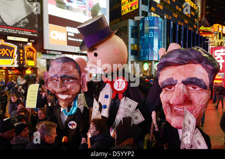Les gens détiennent-papier mâché chiffres des candidats à la présidence Obama et Romney en suivant l'élection présidentielle américaine 2012 à Times Square à New York, USA, 06 novembre 2012. Le président démocrate Obama défait candidat républicain Mitt Romney dans les élections américaines. Photo : Rainer Jensen Banque D'Images