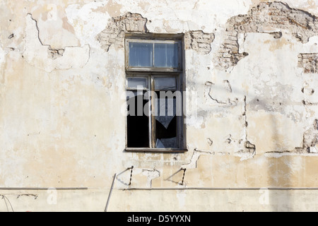 Fenêtre cassée dans la maison abandonnée Banque D'Images