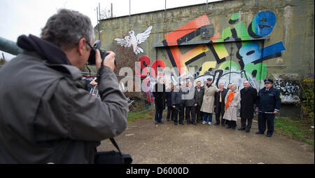 Témoins contemporains posent devant un bunker sur l'ancien site militaire de Mutlangen, Allemagne, 07 novembre 2012. 25 ans après les forces nucléaires à portée intermédiaire entre les États-Unis et l'Union soviétique témoins contemporains est retourné à Mutlangen. Photo : MARIJAN MURAT Banque D'Images