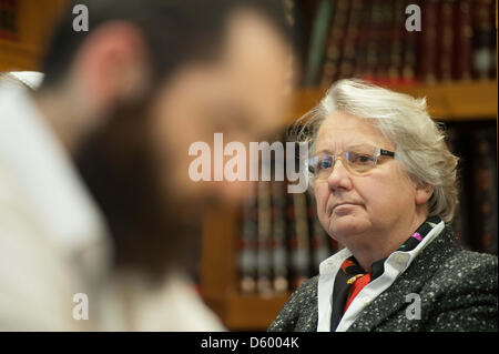 Le ministre allemand de l'éducation et de la recherche Annette Schavan (CDU) visite le centre d'enseignement juif Chabad dans le quartier Wilmersdorf de Berlin, Allemagne, 07 novembre 2012. Photo : MAURIZIO GAMBARINI Banque D'Images