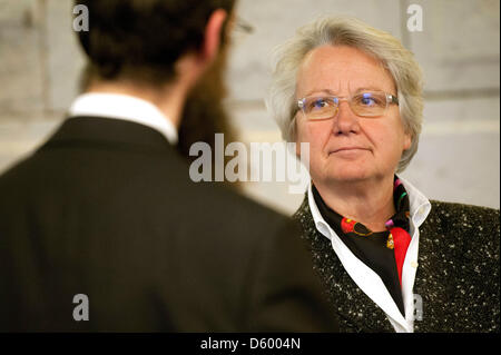 Le ministre allemand de l'éducation et de la recherche Annette Schavan (CDU) visite le centre d'enseignement juif Chabad dans le quartier Wilmersdorf de Berlin, Allemagne, 07 novembre 2012. Photo : MAURIZIO GAMBARINI Banque D'Images