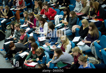 Les enseignants suivent un cours d'Introduction à l'éducation scolaire" dans l'Audimax de l'Université de Hildesheim Hildesheim, Allemagne, 07 novembre 2012. En cas de victoire électorale de l'Etat 2013 en Basse-Saxe la coalition rouge-verte n'a pas l'intention d'abolir les frais de scolarité immédiatement. Photo : Julian Stratenschulte Banque D'Images