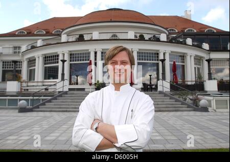 Fichier - une archive photo datée du 14 novembre 2007 montre chef Kevin Fehling debout devant son restaurant gastronomique 'La Belle Epoque de l'hôtel Columbia à Detmold, Allemagne, 14 novembre 2012. Le guide "Michelin" a décerné son troisième Fehling star le 07 novembre 2012. Le restaurant de Fehling est seulement la dixième à avoir reçu trois étoiles en Allemagne. Photo : Wolfgang Langenstra Banque D'Images