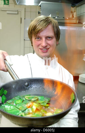 Fichier - une archive photo datée du 14 novembre 2007 montre Kevin chef flambeeing Fehling des légumes dans la cuisine de son restaurant gastronomique 'La Belle Epoque de l'hôtel Columbia à Detmold, Allemagne, 14 novembre 2012. Le guide "Michelin" a décerné son troisième Fehling star le 07 novembre 2012. Le restaurant de Fehling est seulement la dixième à avoir reçu trois étoiles en Allemagne. Photo : Banque D'Images