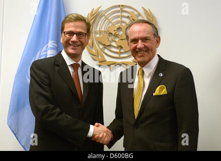 Außenminister Guido Westerwelle (FDP,l) trifft am 07.11.2012 in New York (USA) mitarbeiter mit dem Generalsekretär der Vereinten Nationen, Jan Eliasson, zusammen. Der Ministre besucht auf einer Reise viertägigen Laos und die USA. Foto : Rainer Jensen/dpa Banque D'Images