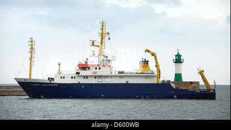 Le navire de recherche de l'Institut Leibniz de recherche sur la mer Baltique, 'Elisabeth Mann Borgese', entre dans le port de Sassnitz, Allemagne, 05 novembre 2012. Le navire surveille l'écosystème de la mer Baltique. C'est 56,5 mètres de long et d'une valeur de 25 millions d'euros. Photo : Stefan Sauer Banque D'Images