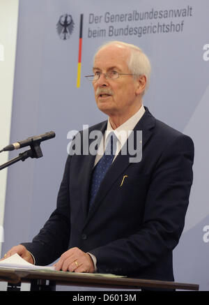 Procureur général de l'Allemagne Harald Range fait une déclaration à Karlsruhe, Allemagne, 08 novembre 2012. Le bureau du procureur général a accusé soupçonné de terrorisme d'extrême-droite comme Zschaepe un complice de meurtre en tant que membre de la terreur national-socialiste groupe Underground (NSU). Photo : ULI DECK Banque D'Images