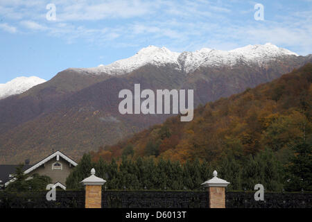 Nouvelle neige couvre les pics dans le village de montagne de Krasnaya Palyana près de Sotchi, Russie, 07 novembre 2012. La Rosa Khutor Alpine Centre est l'emplacement de la compétition de ski alpin pendant les Jeux Olympiques d'hiver de 2014 à Sotchi. Le Cluster Montagne lieu de la Jeux Olympiques d'hiver de 2014 aura lieu à Krasnaya Polyana. Photo : Nicole Becker Banque D'Images