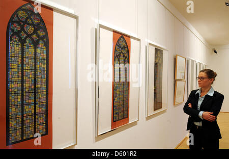 Un employé de l'Kunstsammlungen Boettcherstrasse promenades à travers l'exposition spéciale "anessier - Compositeur de couleurs' à Brême, Allemagne, 09 novembre 2012. Une exposition pour le 20e anniversaire de l'artiste français Alfred Manessier (1911-1993) mort de ses dessins et modèles est ouvert dans l'Kunstsammlungen Boettcherstrasse à Brême du 11 novembre 2012 jusqu'au 24 février 20 Banque D'Images