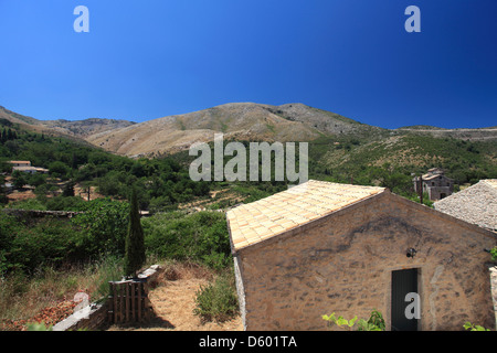 Eglise dans le village ruiné de Paleo Perithia, du nord-est de l'île de Corfou, Grèce. Banque D'Images