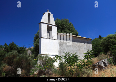 Eglise dans le village ruiné de Paleo Perithia, du nord-est de l'île de Corfou, Grèce. Banque D'Images