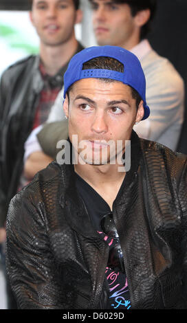 Un cadeau photo prise le 8 novembre 2012 montre le joueur du Real Madrid Ronaldo à la piste de course à Madrid, Espagne. Joueurs et choaches ont reçu leurs nouveaux véhicules officiels de l'équipe promoteur. L'événement a été ouvert au public et assisté par un grand groupe de personnes. Photo : Karl-Josef Opim Banque D'Images