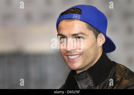 Un cadeau photo prise le 8 novembre 2012 montre le joueur du Real Madrid Ronaldo à la piste de course à Madrid, Espagne. Joueurs et choaches ont reçu leurs nouveaux véhicules officiels de l'équipe promoteur. L'événement a été ouvert au public et assisté par un grand groupe de personnes. Photo : Karl-Josef Opim Banque D'Images