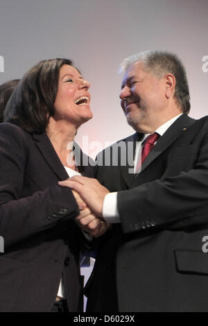 Le premier ministre de la Rhénanie-Palatinat, Kurt Beck (l), grâce à l'état social du ministre Malu Dreyer qui est Successeur, lors d'une réunion de l'État partie à Mainz, Allemagne, 10 novembre 2012. Beck prend son congé après 19 ans en tant que président du SPD en Rhénanie-Palatinat. Photo : Fredrik von Erichsen Banque D'Images