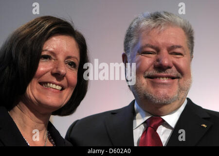 Le premier ministre de la Rhénanie-Palatinat, Kurt Beck (l), grâce à l'état social du ministre Malu Dreyer qui est Successeur, lors d'une réunion de l'État partie à Mainz, Allemagne, 10 novembre 2012. Beck prend son congé après 19 ans en tant que président du SPD en Rhénanie-Palatinat. Photo : Fredrik von Erichsen Banque D'Images