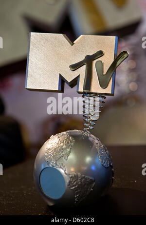 Le trophée de la MTV Europe Music Awards EMA est photographié au cours d'une conférence de presse à la Roemer hôtel de ville historique de Francfort, Allemagne, 11 novembre 2012. Les prix seront remis le 11 novembre à la station de métro Festhalle de Francfort. Photo : Frank Rumpenhorst Banque D'Images