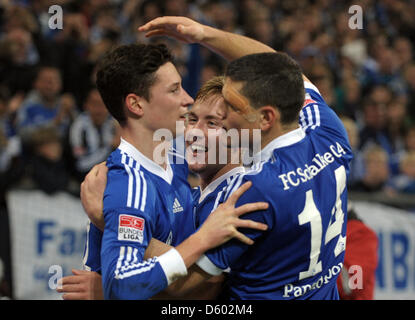 Julian Draxler Schalke's (L) célèbre son but avec 2-1 Lewis Holtby (C) et Kyriakos Papadopoulos (R) au cours d'un match de Bundesliga allemande entre le FC Schalke 04 et le Werder Brême au Veltins-Arena de Gelsenkirchen, Allemagne, 10 novembre 2012. Photo : Federico Gambarini (ATTENTION : EMBARGO SUR LES CONDITIONS ! Le LDF permet la poursuite de l'utilisation de jusqu'à 15 photos uniquement (pas de pic sequntial Banque D'Images