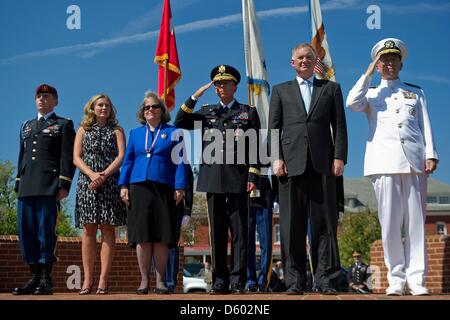 United States Army 1st Lt. Stephen Petraeus, Anne Petraeus, Holly Petraeus, de l'armée américaine le Général David H. Petraeus, le secrétaire adjoint à la Défense, William J. Lynn, III et Président de l'état-major des armées, le SMA. Mike Mullen, observer la marche du Service commun Color Guard à la cérémonie de la retraite et des Forces armées pour Adieu, Petreaus Joint Base Meyer-Henderson Hall, Va., Augus Banque D'Images