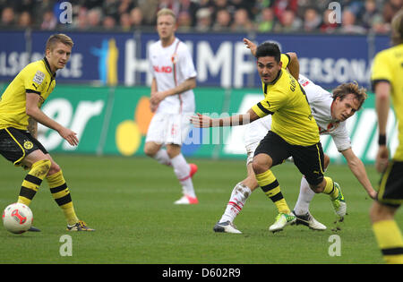 Dortmund Ilkay Gundogan l'EDDV pour le bal avec l'Augsbourg Andreas Ottl lors d'un match de Bundesliga allemande entre FC Augsburg et Borussia Dortmund à SGL arena à Augsburg, Allemagne, 10 novembre 2012. Photo : Karl Josef OPIM Banque D'Images