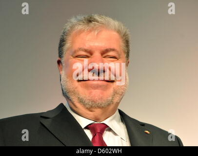 Le premier ministre de la Rhénanie-Palatinat, Kurt Beck sourit lors d'une réunion de l'État partie à Mainz, Allemagne, 10 novembre 2012. Beck prend son congé après 19 ans en tant que président du SPD en Rhénanie-Palatinat. Photo : Roland Holschneider Banque D'Images