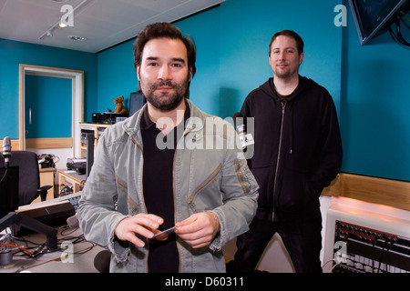 Adam Buxton et Joe Cornish, comédiens anglais de l'Adam et Joe radio show sur BBC 6 Music, Londres, Angleterre. Banque D'Images