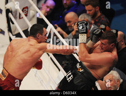 L'ukrainien, l'IBF, WBO et IBO WBA heavyweight champion du monde de boxe, Wladimir Klitschko (L), et son challenger polonais Wach lutte à O2 World à Hambourg, Allemagne, 10 novembre 2012. Klitschko a remporté le championnat lutte contre Wach sur points. Photo : Angelika Warmuth Banque D'Images