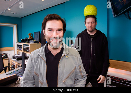 Adam Buxton et Joe Cornish, comédiens anglais de l'Adam et Joe radio show sur BBC 6 Music, Londres, Angleterre. Banque D'Images