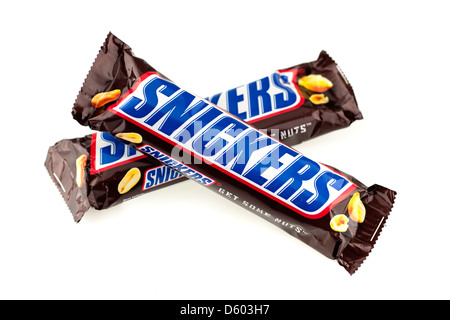 Deux barres de chocolat snickers enveloppé Banque D'Images