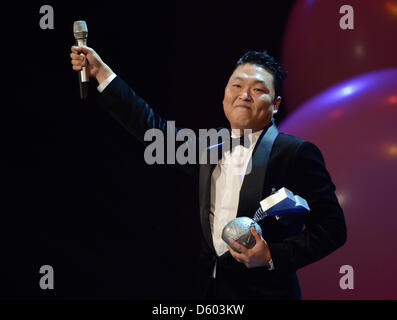 Le chanteur sud-coréen Psy célèbre son award pour "Meilleure vidéo" aux MTV Europe Music Awards (EMA) 2012 tenue au Festhalle de Francfort, le dimanche 11 novembre 2012 dans la catégorie "Meilleur Top'. La chaîne de télévision de musique cérémonie du prix est dans sa 19e année et reconnaît le talent sur la scène européenne. Photo : Arne Dedert/dpa Banque D'Images