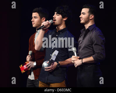 Jonas Brothers, Nick (L-R), Joe et Kevin, vu sur scène durant les MTV Europe Music Awards (EMA) 2012 tenue au Festhalle de Francfort, le dimanche 11 novembre 2012 dans la catégorie "Meilleur Top'. La chaîne de télévision de musique cérémonie du prix est dans sa 19e année et reconnaît le talent sur la scène européenne. Photo : Arne Dedert/dpa Banque D'Images