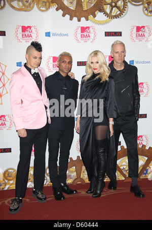 Les jeunes musiciens Adrian (l-r), Tony Kanal, Gwen Stefani et Tom Dumont d 'aucun doute' arrivent pour les MTV Europe Music Awards (EMA) à la Festhalle de Francfort, Allemagne, le 11 novembre 2012. La chaîne de télévision de musique cérémonie du prix est dans sa 19e année et reconnaît le talent sur la scène européenne. Photo : Hubert Boesl Banque D'Images