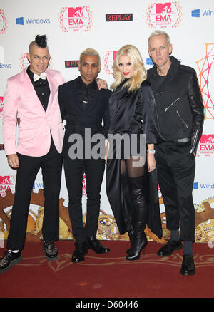 Les jeunes musiciens Adrian (l-r), Tony Kanal, Gwen Stefani et Tom Dumont d 'aucun doute' arrivent pour les MTV Europe Music Awards (EMA) à la Festhalle de Francfort, Allemagne, le 11 novembre 2012. La chaîne de télévision de musique cérémonie du prix est dans sa 19e année et reconnaît le talent sur la scène européenne. Photo : Hubert Boesl Banque D'Images