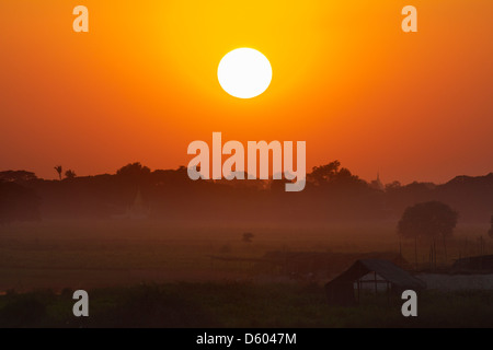 Spectaculaire coucher de soleil sur les rizières et les pagodes, vu à partir de pont en teck U Bein, le Myanmar 3 Banque D'Images