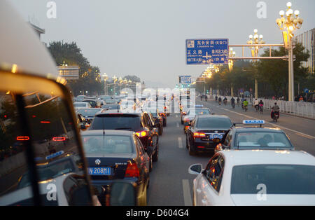 Voitures dans une heure de pointe à Beijing, Chine, 11 novembre 2012. Photo : Rainer Jensen. Banque D'Images