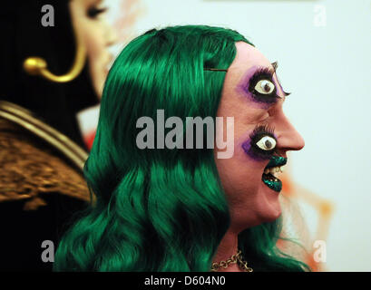 Un invité arrive pour les MTV Europe Music Awards (EMA) 2012 s'est tenue à la station de métro Festhalle lieu d'exposition à Francfort, Allemagne, 11 novembre 2012. La chaîne de télévision de musique cérémonie du prix est dans sa 19e année et reconnaît leurs talents sur la scène européenne. Photo : Britta Pedersen Banque D'Images