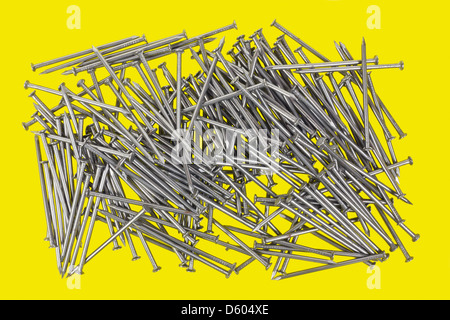 Clous de fer sur un carton jaune Banque D'Images