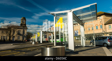 Pays de Galles Aberystwyth UK : passerelle de transport public bus depot abris avec de grands chiffres arabes chiffres jaune Banque D'Images