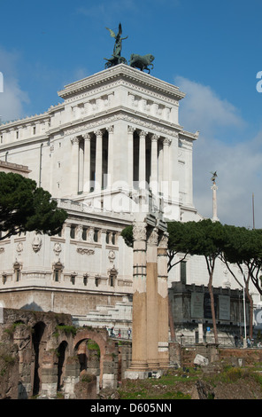 ROME, ITALIE. Le Forum de César et le monument Vittorio Emanuele (Vittoriano). L'année 2013. Banque D'Images